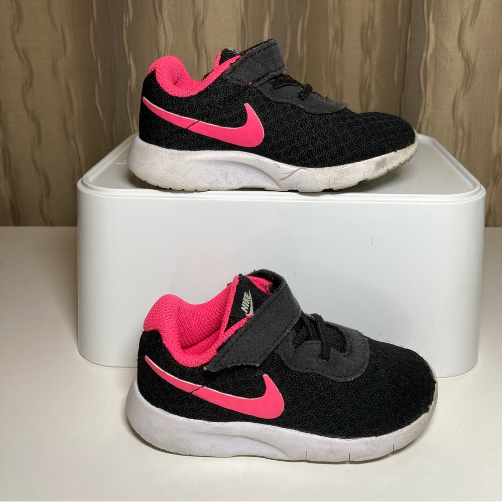 Nike Tanjun Sneakers Infant 6 C Black Hot Pink White 818386 061 Velcro Slip On